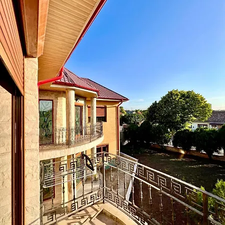 Casa Cristian בית הארחה 3*